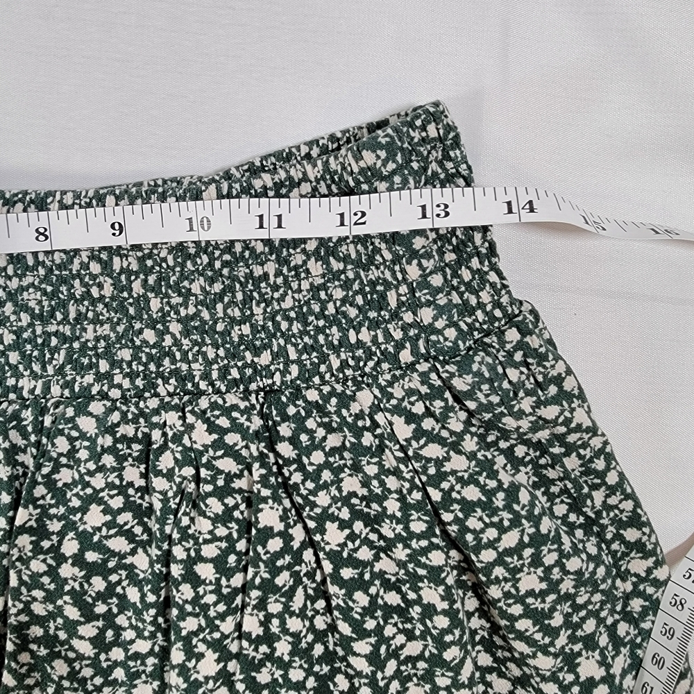 American Eagle Size Med Womens Shirt. Green and Cream Floral - Picture 5 of 6